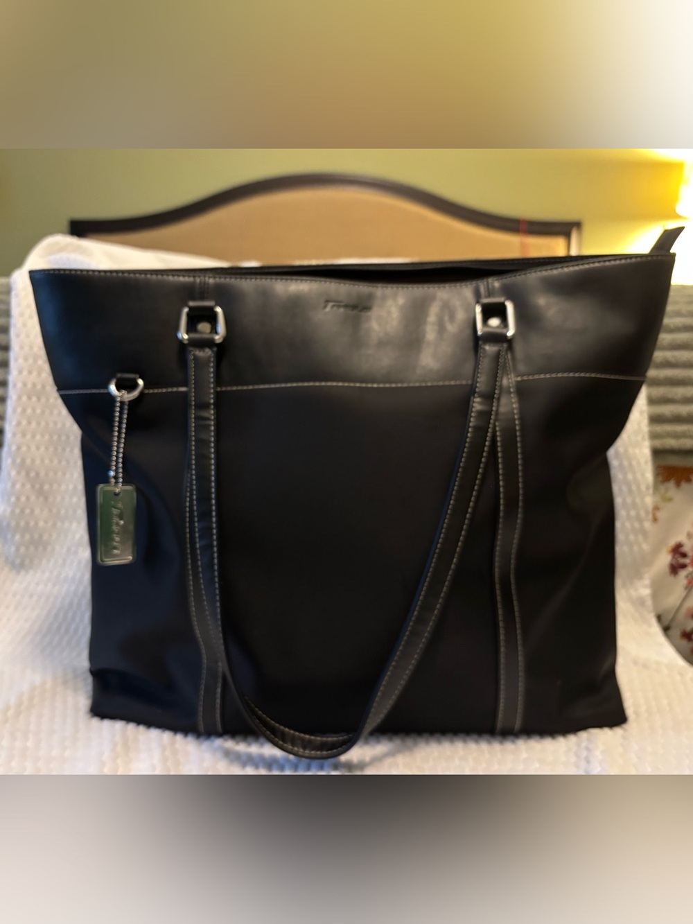 Targus Black Leather Laptop Tote with Contrast Stitching
